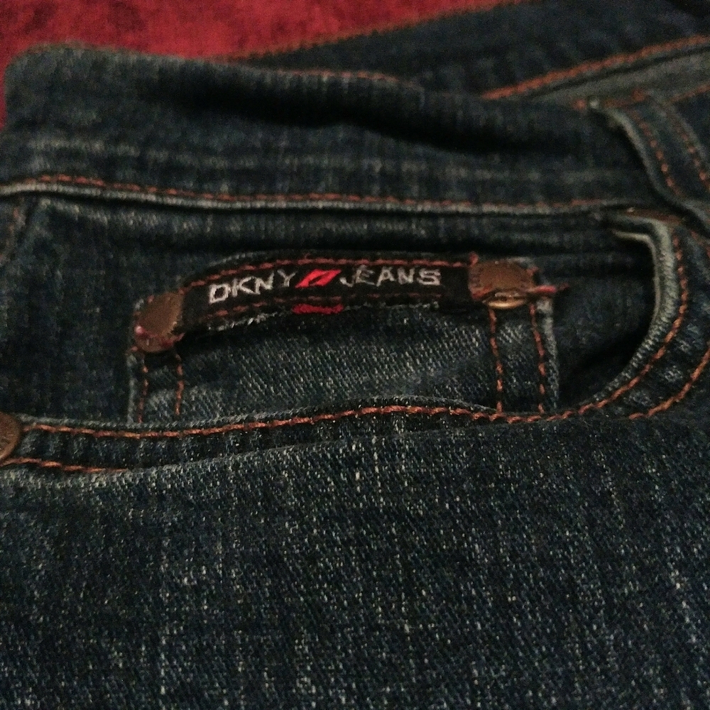 🌻DKNY straight leg mid-rise dark wash jeans